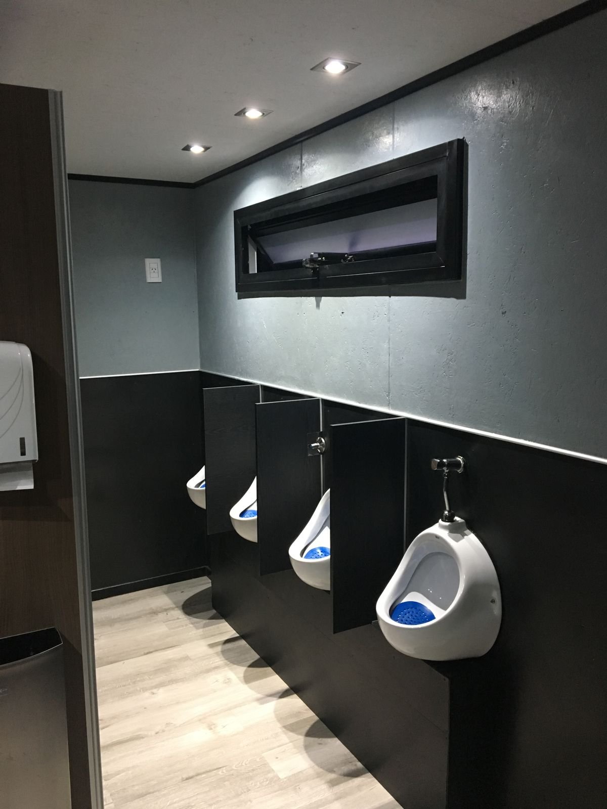 Interior de módulo de baño Sanitary con urinarios, diseño moderno